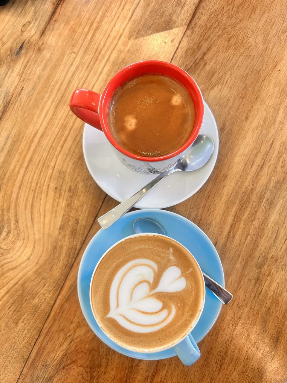 Duas xícaras de café sobre a mesa