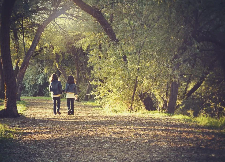 Duas pessoas caminhando num parque