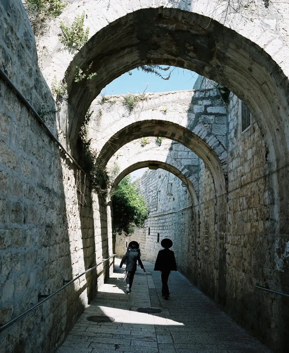 Ruela de pedra na Cidade Velha de Jerusalém