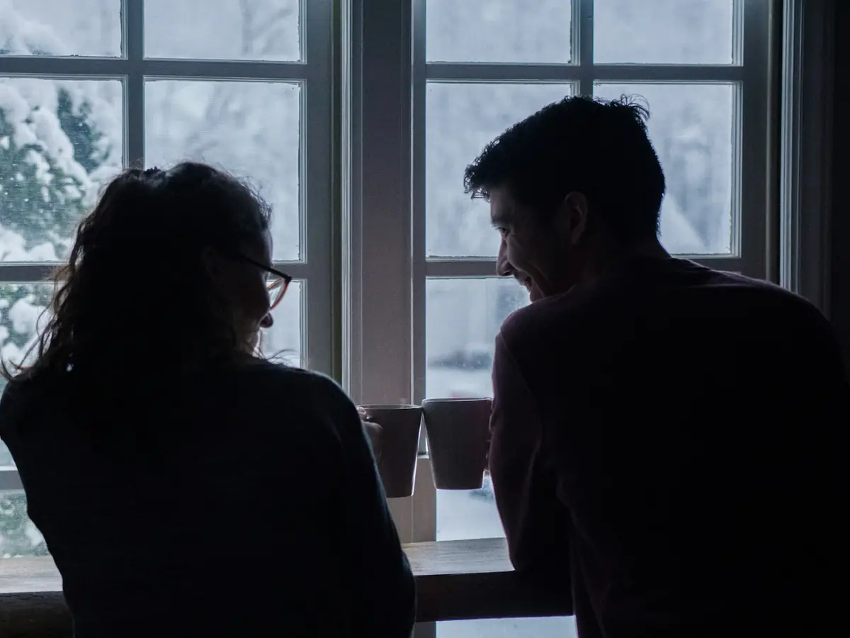 Casal conversando ao entardecer